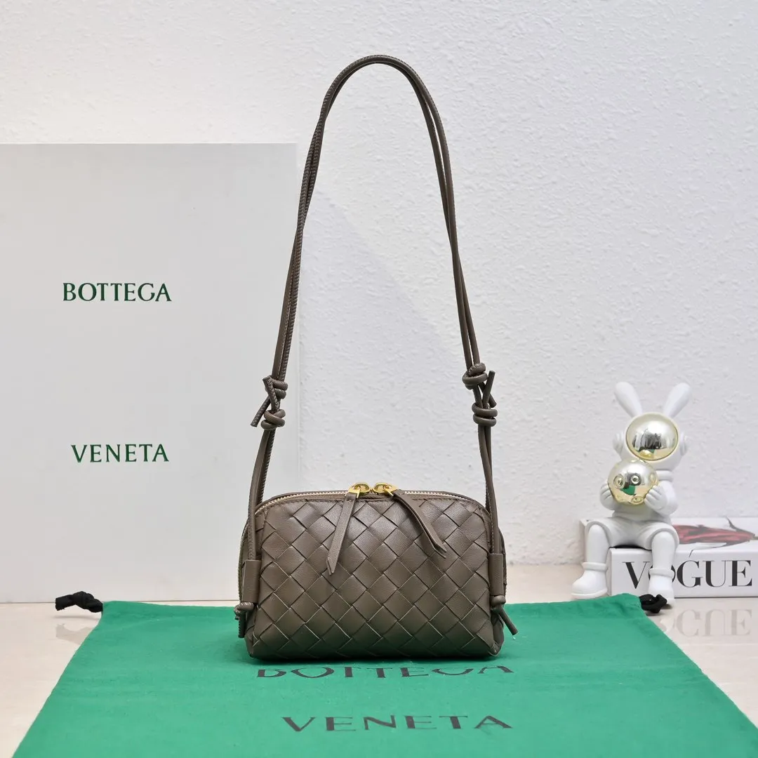 Batch 1260 #Bv The new Concert pouch is the most beautiful and practical mini bag I have ever seen 🎈 The bag body adopts the classic lntrecciato weaving process✅ It is equipped with a leather double-headed zipper, the opening is wide, easy to take and put, the shoulder strap knot can be slid to adjust the length freely, that is, 🉑️crossbody/underarm, and can be used as a clutch bag. Small body, large capacity, so practical! The key is that it is extremely versatile! Come and buy this small, exquisite, beautiful and versatile bag 👍 Model: 4258 Size: 18.5*11.5*8.5
